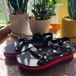 Teva Flatform Universal Sandal